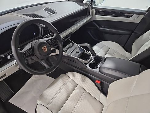Used 2024 Porsche Cayenne image 19