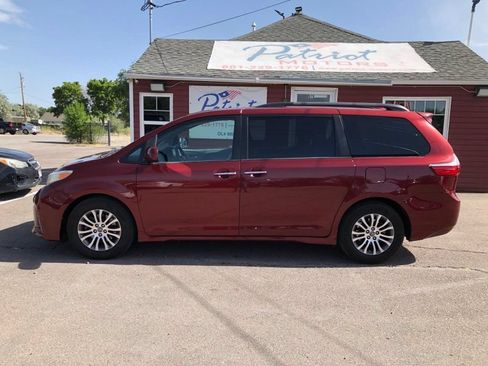Used 2018 Toyota Sienna XLE Premium FWD image 2