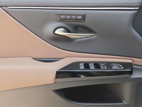 Certified 2025 Lexus ES 300h w/ Premium Package image 15