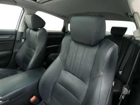 Used 2018 Honda Accord Touring image 12