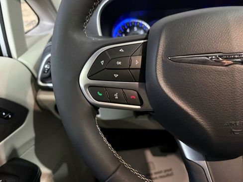 Used 2022 Chrysler Pacifica Touring-L image 14