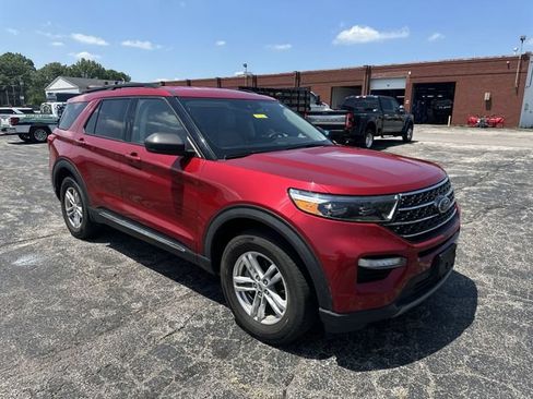 Used 2022 Ford Explorer XLT w/ Equipment Group 202A AWD/4WD image 11