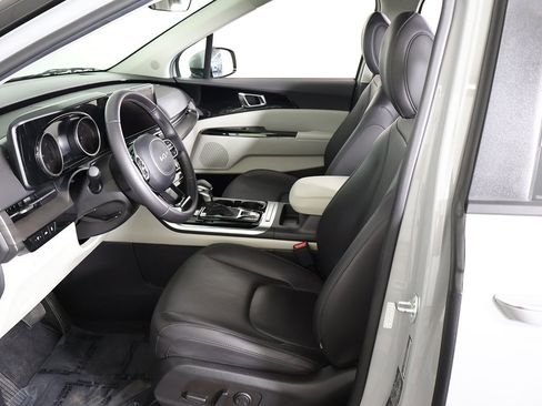 Used 2024 Kia Carnival EX image 31