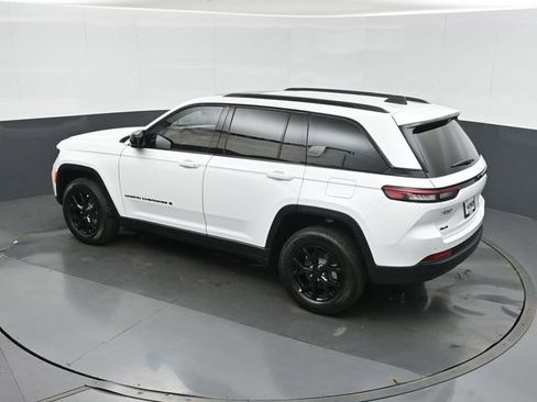 New 2025 Jeep Grand Cherokee Altitude AWD/4WD image 22