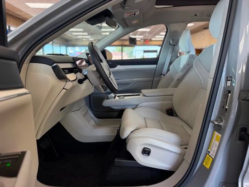 Used 2025 Volvo EX90 Ultra AWD/4WD image 17