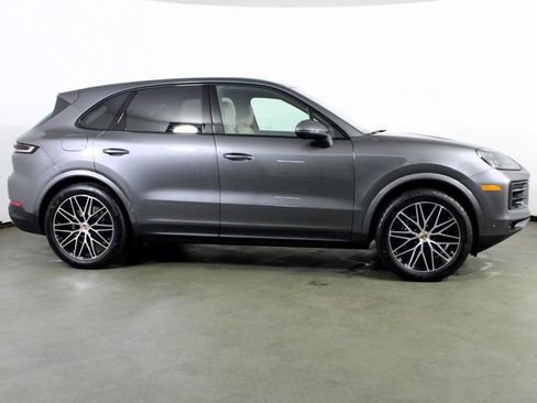 Certified 2025 Porsche Cayenne AWD/4WD image 8