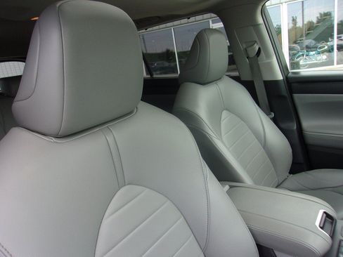 Used 2021 Toyota Highlander XLE AWD/4WD image 13