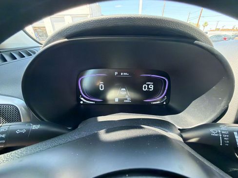 Used 2025 Kia Soul LX w/ LX Technology Package FWD image 35