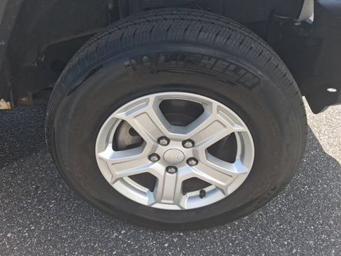 Used 2019 Jeep Wrangler Sport AWD/4WD image 12