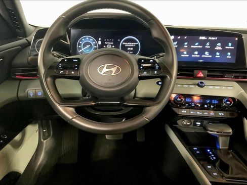 Used 2025 Hyundai Elantra Limited FWD image 5