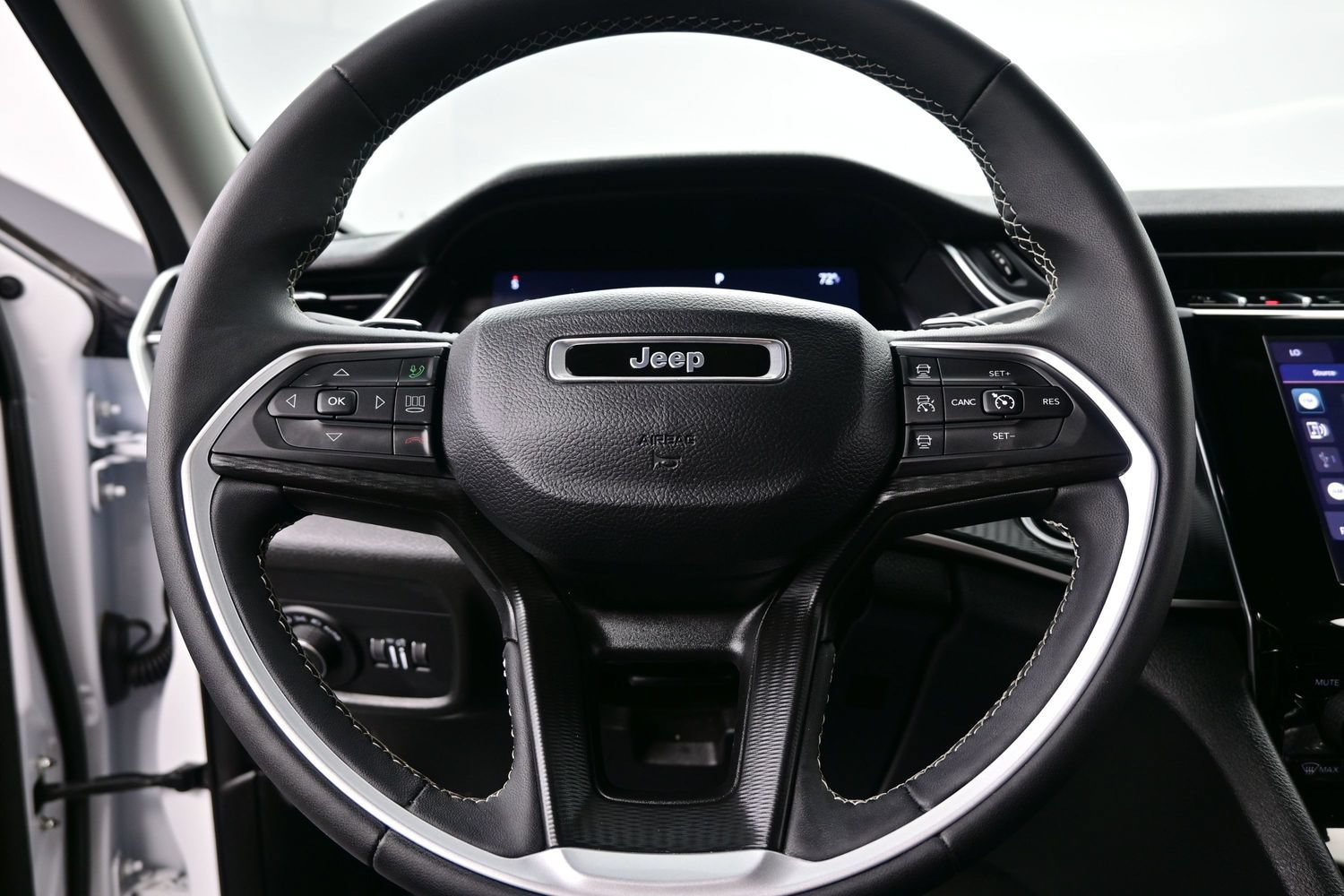 Used 2023 Jeep Grand Cherokee Laredo X AWD/4WD image 24