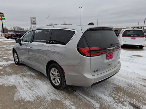 Used 2024 Chrysler Pacifica Touring-L image 8