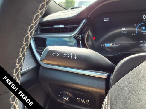 Used 2022 Jeep Grand Cherokee Overland w/ Luxury Tech Group IV image 19