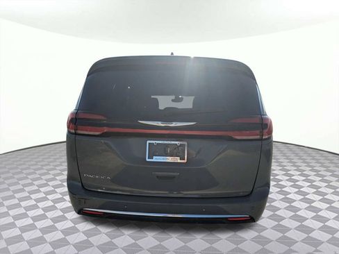 Used 2023 Chrysler Pacifica Touring-L FWD image 5