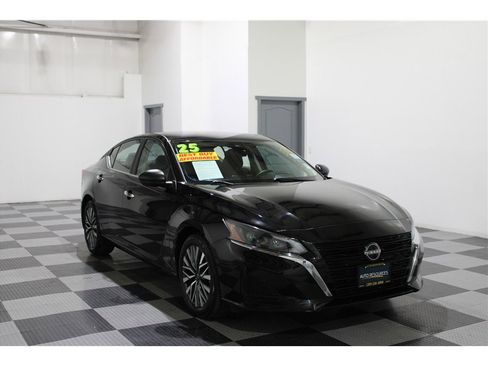 Used 2025 Nissan Altima 2.5 SV image 2