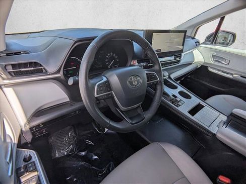 Used 2025 Toyota Sienna XLE FWD image 10
