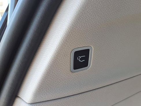 Used 2021 Chrysler Voyager Lxi image 19