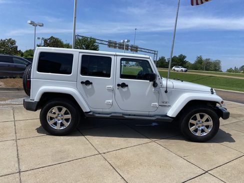 Used 2017 Jeep Wrangler Unlimited Sahara w/ Connectivity Group AWD/4WD image 13
