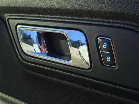 Used 2017 Ford Mustang Convertible RWD image 11