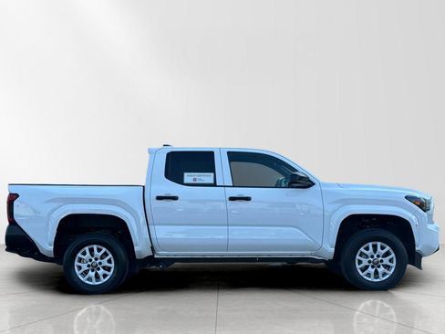Used 2025 Toyota Tacoma SR image 3