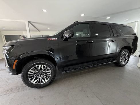 Used 2025 Chevrolet Suburban Z71 image 4