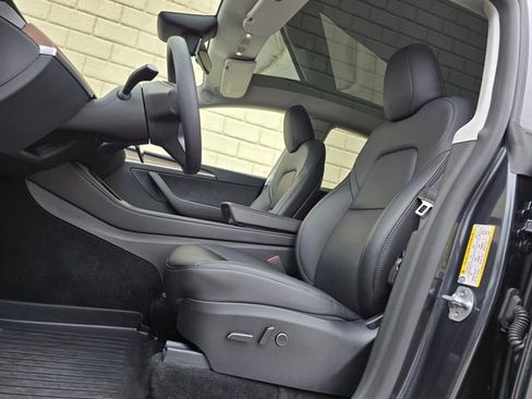 Used 2024 Tesla Model Y Long Range image 18