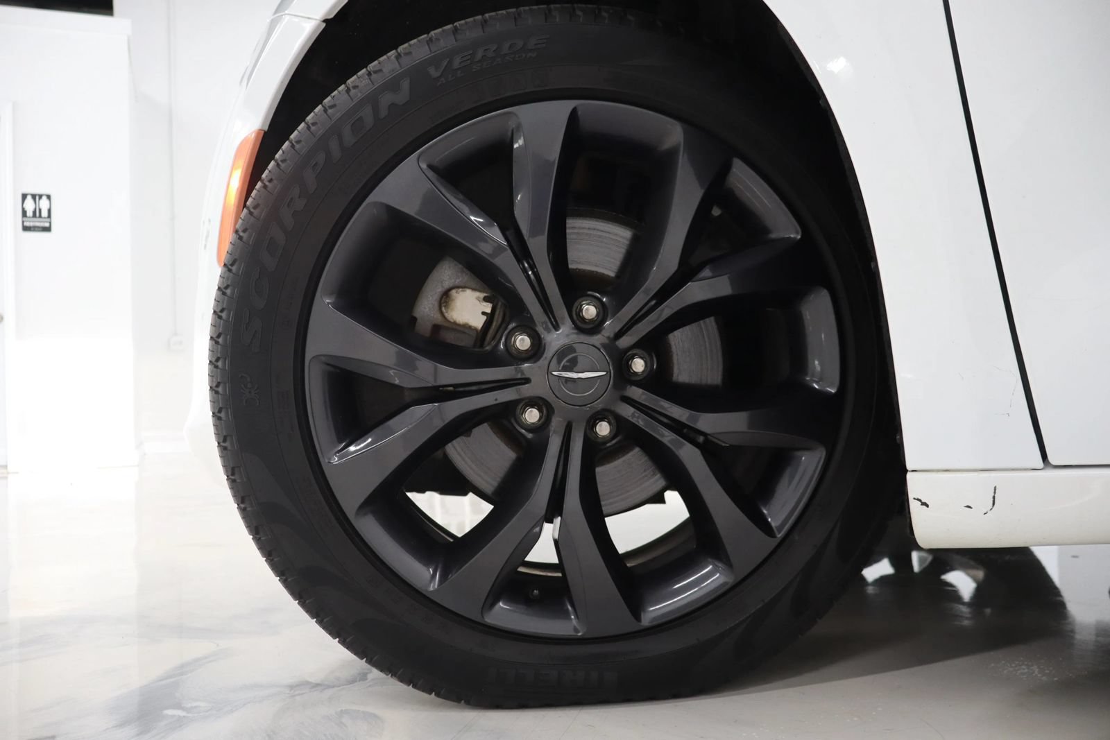 Used 2018 Chrysler Pacifica Limited w/ S Appearance Package FWD image 4