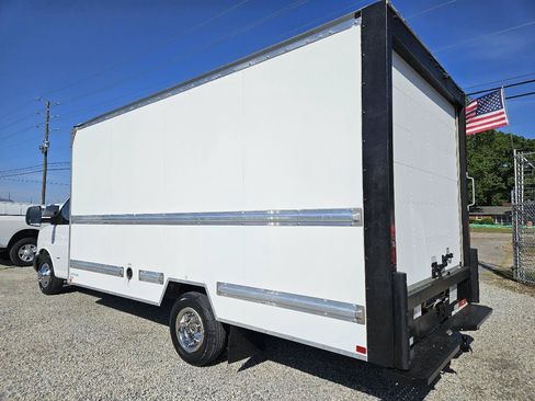 Used 2022 GMC Savana 3500 Extended w/ Power Convenience Package RWD image 4