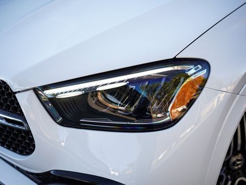 Used 2024 Mercedes-Benz GLE 450e 4MATIC image 3