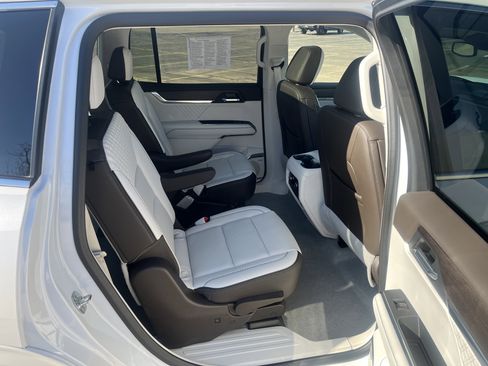 Used 2025 GMC Acadia Denali image 16