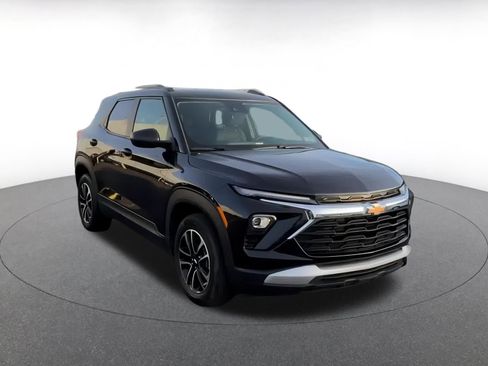 Used 2025 Chevrolet TrailBlazer LT image 3