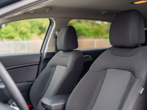 Used 2025 Kia Sportage LX image 19