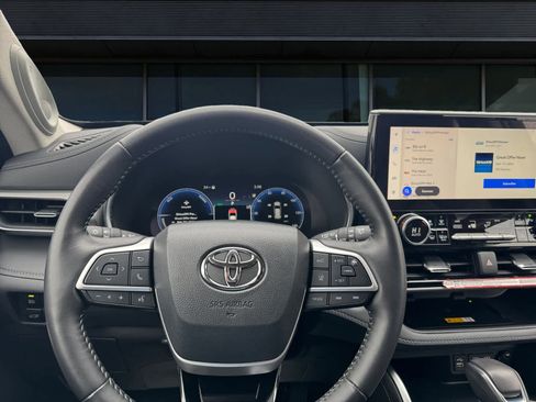 Used 2025 Toyota Highlander Platinum image 4