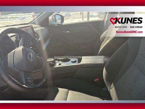 Used 2025 Nissan Rogue SV image 6