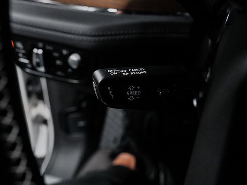 Used 2023 Bentley Bentayga Extended Wheelbase image 24