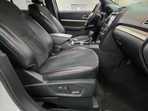 Used 2018 Ford Explorer XLT w/ Equipment Group 202A AWD/4WD image 13