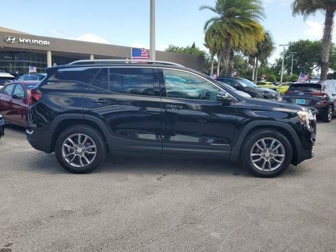 Used 2022 GMC Terrain SLT w/ Tech Package FWD image 4