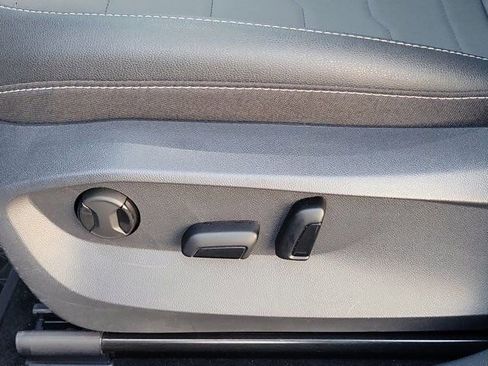 Used 2025 Volkswagen Taos SE image 19