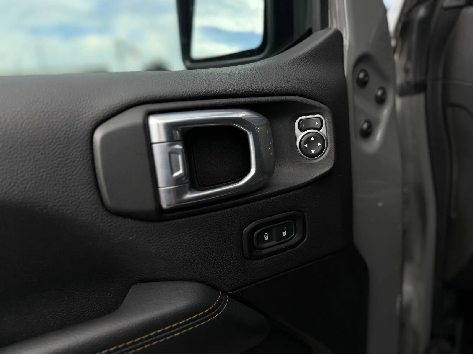 Used 2022 Jeep Gladiator Overland AWD/4WD image 25