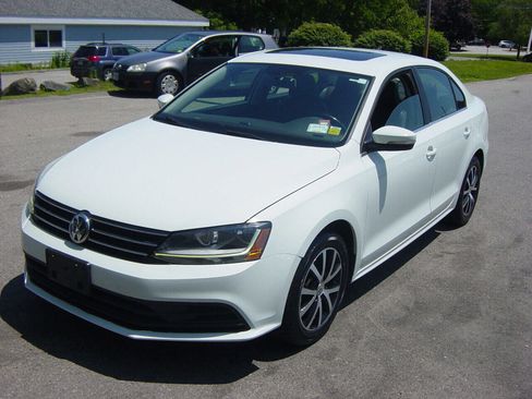 Used 2017 Volkswagen Jetta SE image 1