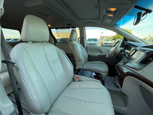 Used 2014 Toyota Sienna XLE w/ XLE Premium Package FWD image 19