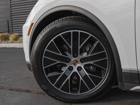 Used 2025 Porsche Macan 4 Electric image 8