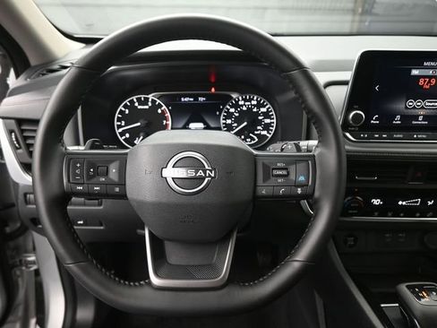 Used 2025 Nissan Rogue SV FWD image 32