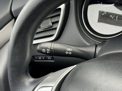 Used 2015 Nissan Rogue S image 23