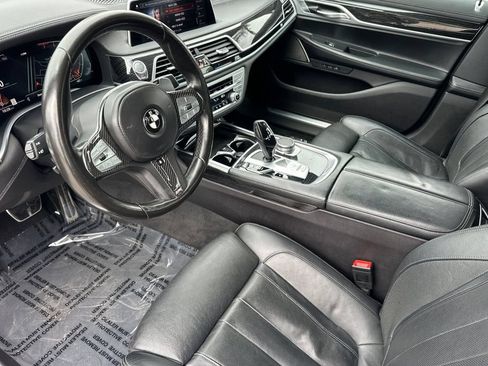 Used 2022 BMW 740i w/ M Sport Package RWD image 9