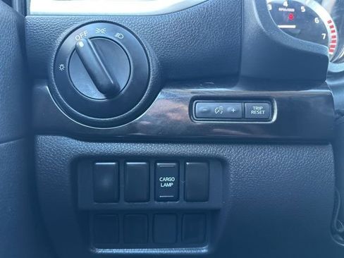 Used 2018 Nissan Titan SV image 19