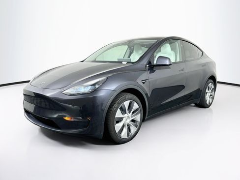 Used 2024 Tesla Model Y Long Range AWD/4WD image 3