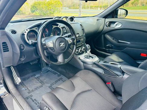 Used 2016 Nissan 370Z Coupe RWD image 8