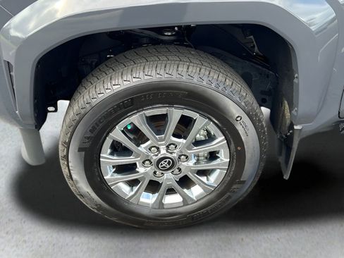 Certified 2025 Toyota Tacoma Limited AWD/4WD image 27