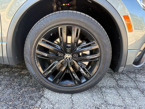 Used 2022 Volkswagen Tiguan SE R-Line AWD/4WD image 9